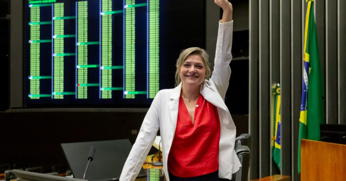 Luciene Cavalcante conduz luta pelo Piso Nacional no Dia dos Profissionais da Educação