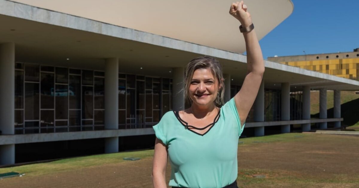 Após intensa articulação da deputada Professora Luciene, projeto que descongela direitos e autoriza pagamento retroativo a servidores é aprovado na Câmara