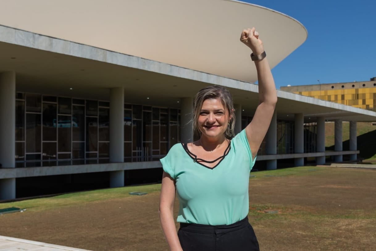 Após intensa articulação da deputada Professora Luciene, projeto que descongela direitos e autoriza pagamento retroativo a servidores é aprovado na Câmara