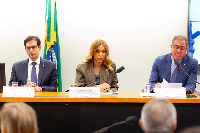 Presidida por Erika Hilton, comissão que debaterá PEC pelo fim da escala 6×1 é instalada e aprova plano de trabalho