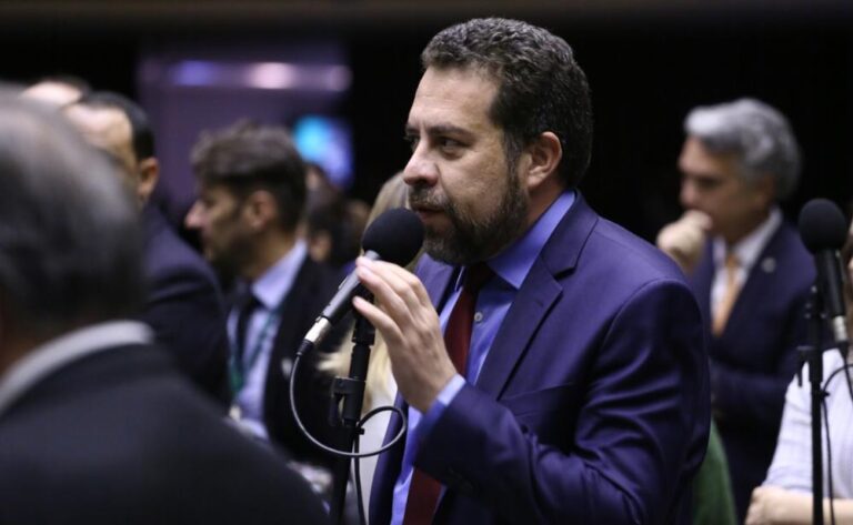 TCU acata representação de Boulos e vê “indícios de irregularidade” em faltas injustificadas de Eduardo Bolsonaro durante estada nos EUA