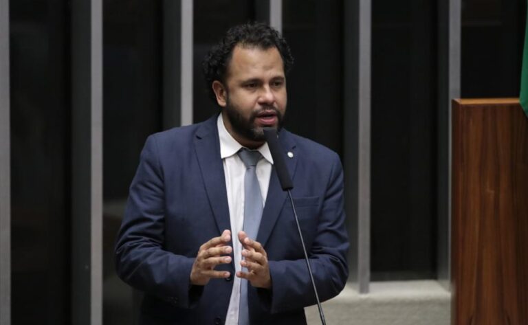 Pastor Henrique Vieira apresenta projeto de lei para inscrever Frei Tito de Alencar Lima no Livro dos Heróis e Heroínas da Pátria