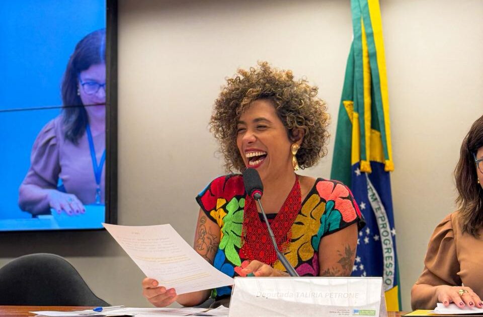 Câmara aprova urgência para votar projeto de Talíria que cria vale-refeição para entregadores de apps