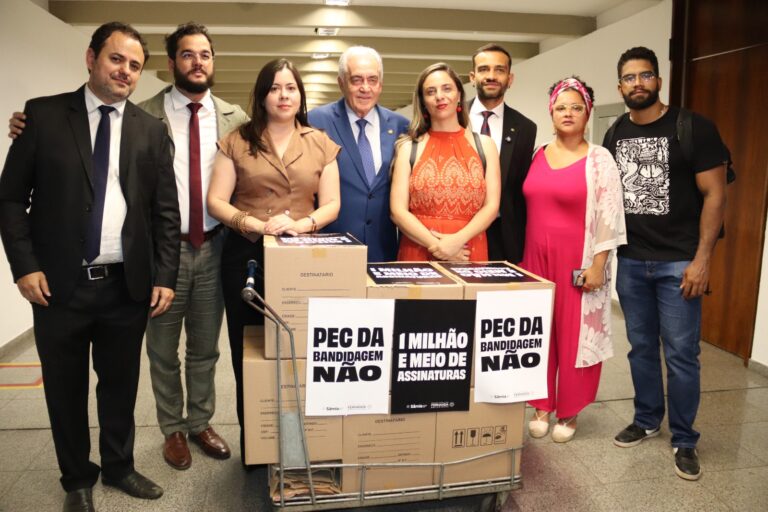 Parlamentares do PSOL protocolam abaixo-assinado com quase 1,6 milhão de assinaturas contra a ‘PEC da Bandidagem’ no Senado