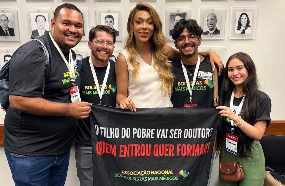 Após indicação de Erika Hilton, 1500 estudantes de medicina de baixa renda receberão auxílio permanência