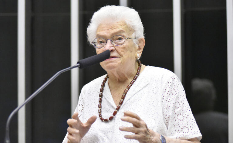 Luiza Erundina recebe representantes do MEC para discutir fortalecimento dos Conselhos de Escola