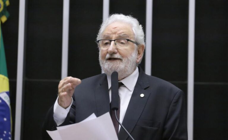 Ivan Valente ressalta no plenário a pujança da nossa democracia e a força das nossas instituições