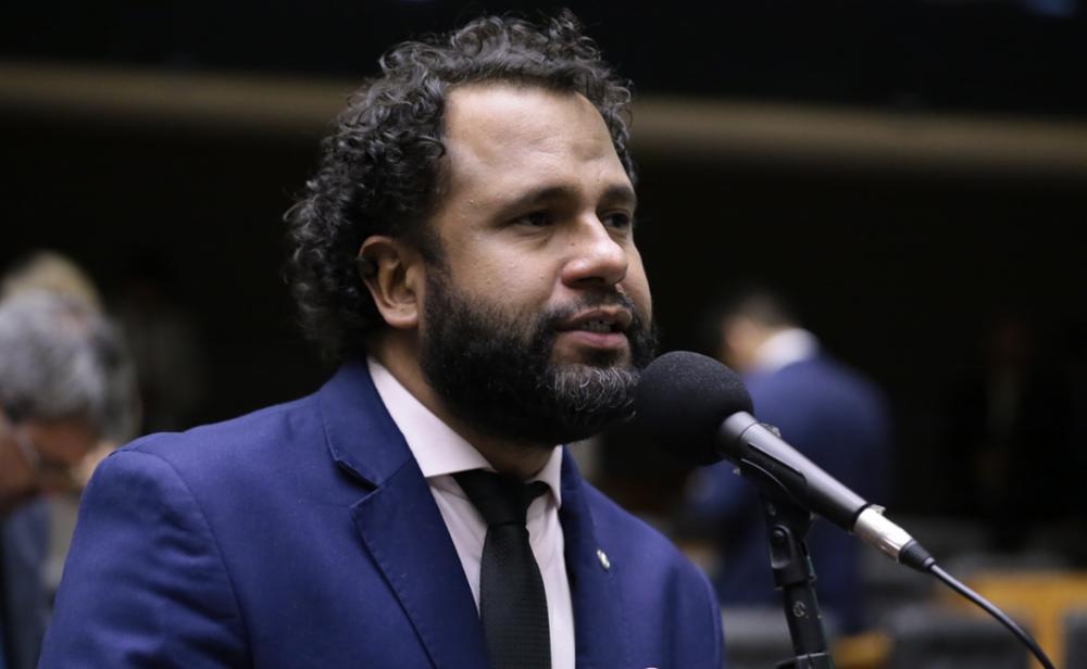 Deputado Henrique Vieira solicita investigação contra uso indevido da religião para fins eleitorais e abuso de poder econômico pela Universal