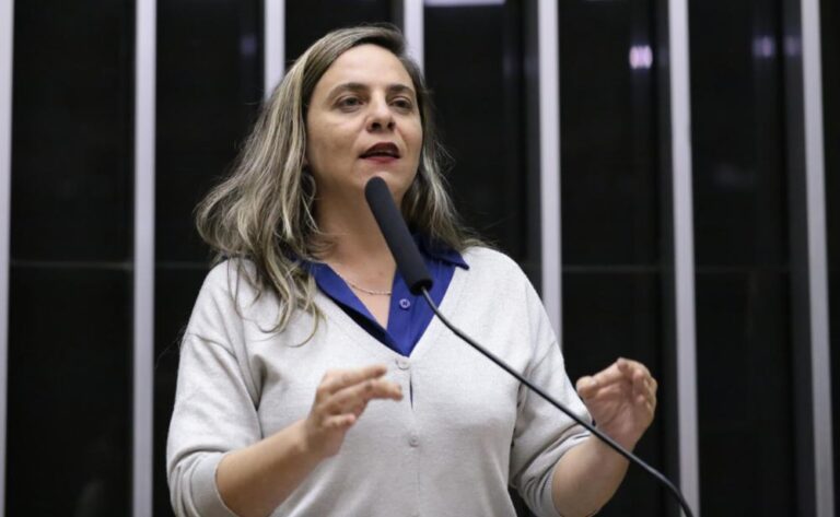 Fernanda Melchionna vai à PGR contra Eduardo Bolsonaro para que tenha o mandato cassado