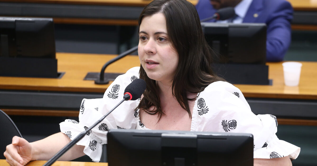 Comissão aprova pareceres de Sâmia para garantir merenda escolar em períodos de emergência e ampliar acesso a Institutos Federais