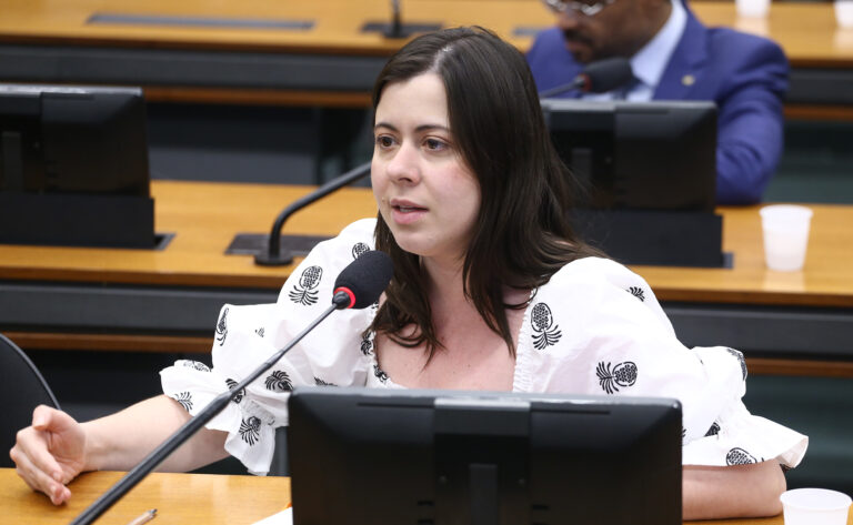 Comissão aprova pareceres de Sâmia para garantir merenda escolar em períodos de emergência e ampliar acesso a Institutos Federais