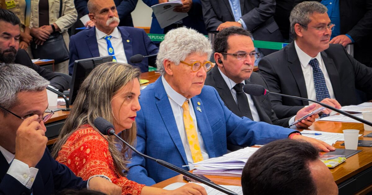 “Blindagem espúria”: Chico Alencar denuncia arquivamento de processo contra Eduardo Bolsonaro no Conselho de Ética