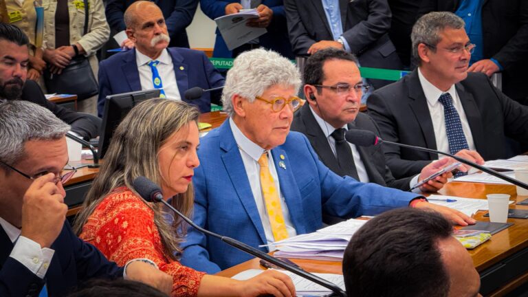 “Blindagem espúria”: Chico Alencar denuncia arquivamento de processo contra Eduardo Bolsonaro no Conselho de Ética