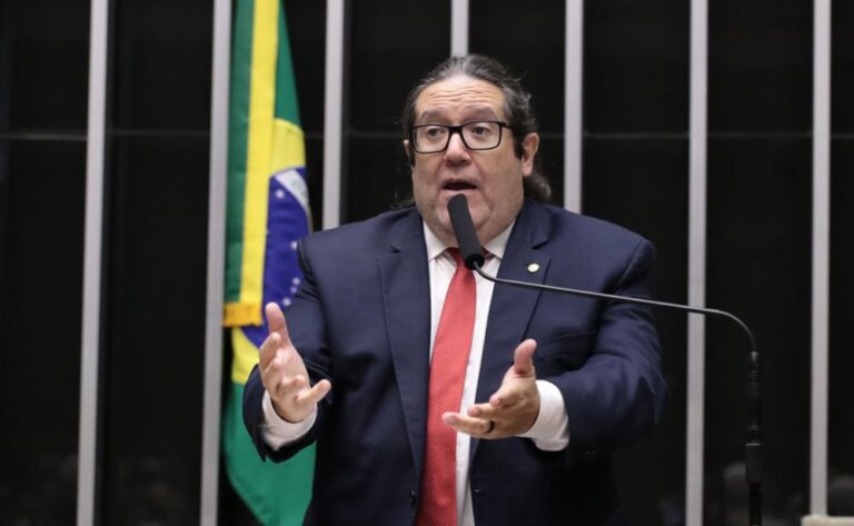 Tarcísio Motta reforça compromisso com acolhimento a educadores em risco na América Latina