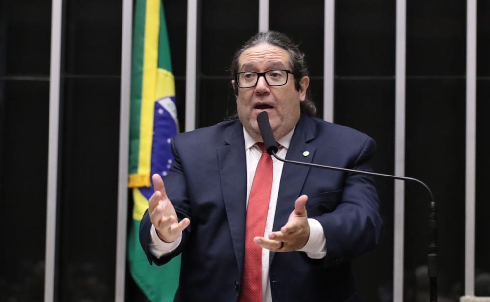 Tarcísio Motta reforça compromisso com acolhimento a educadores em risco na América Latina