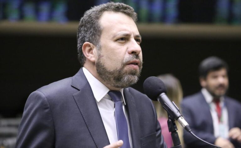 Boulos oficia governo Tarcísio para que divulgue lista de estabelecimentos que venderam bebida com metanol