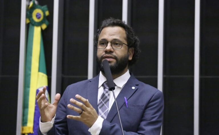 Henrique Vieira apresenta projeto que criminaliza uso da fé para obtenção de lucro em instituições financeiras e fintechs