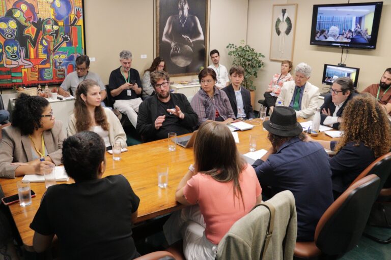 Assimetria: acordo Mercosul–União Europeia prioriza o comércio mas expõe países latino-americanos a riscos ambientais e de soberania