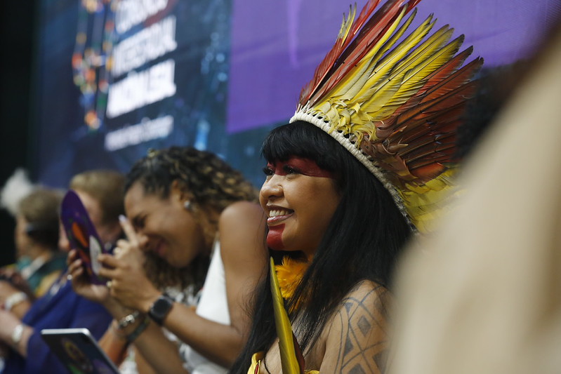 Célia Xakriabá destaca papel das mulheres indígenas na governança climática durante evento da COP30