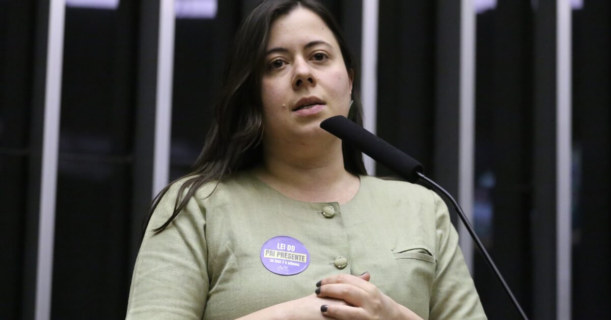 Câmara aprova ampliação da licença-paternidade com emenda de Sâmia Bomfim para famílias de crianças com deficiência