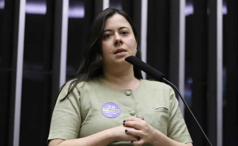 Câmara aprova ampliação da licença-paternidade com emenda de Sâmia Bomfim para famílias de crianças com deficiência