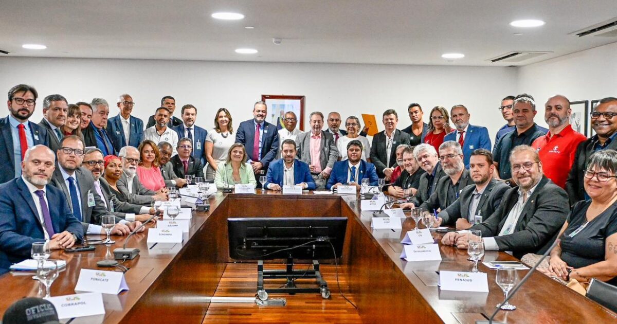 A pedido da professora Luciene Cavalcante, ministro Boulos recebe sindicatos e entidades para fortalecimento da mobilização nacional contra a farsa da Reforma Administrativa