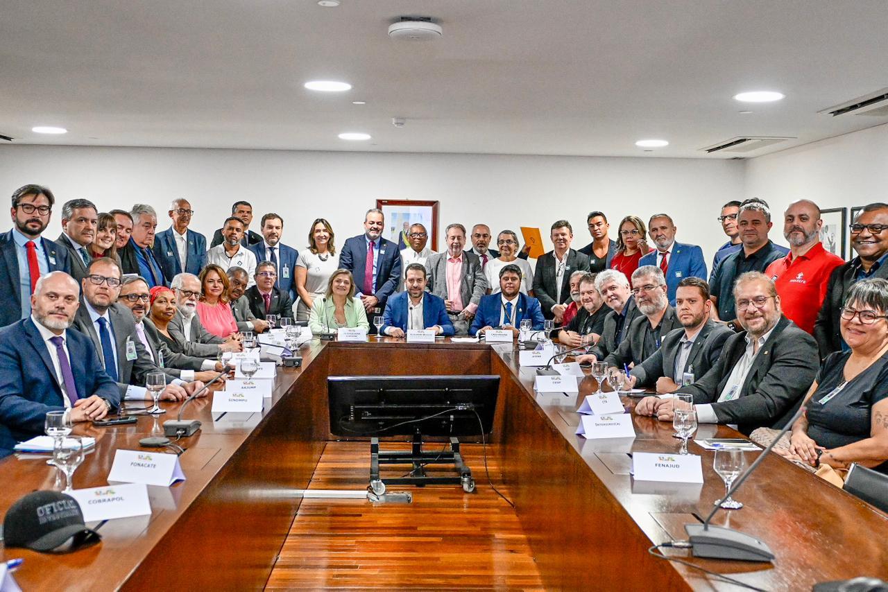 A pedido da professora Luciene Cavalcante, ministro Boulos recebe sindicatos e entidades para fortalecimento da mobilização nacional contra a farsa da Reforma Administrativa