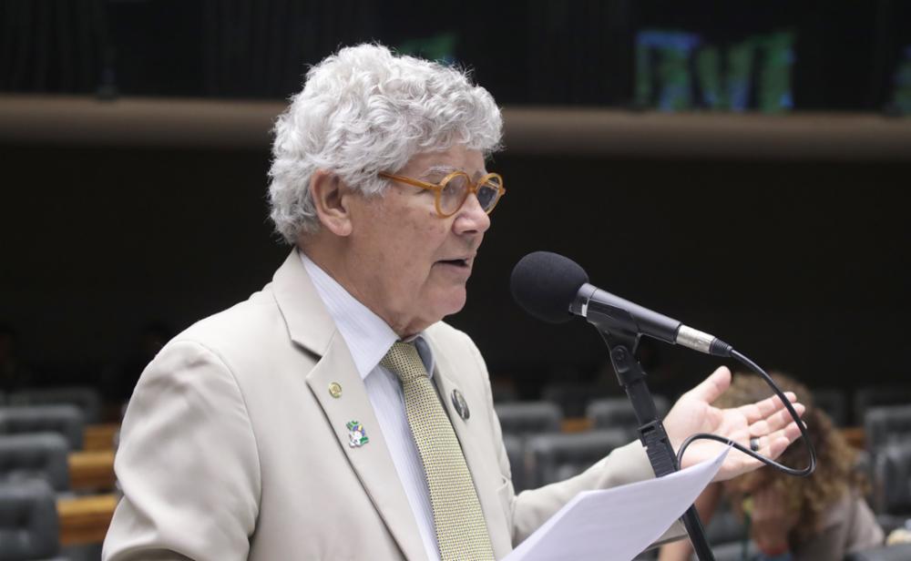 Quarta-feira cinzenta: Câmara enfraquece proteção a crianças e limita Reforma Agrária (Por Chico Alencar)