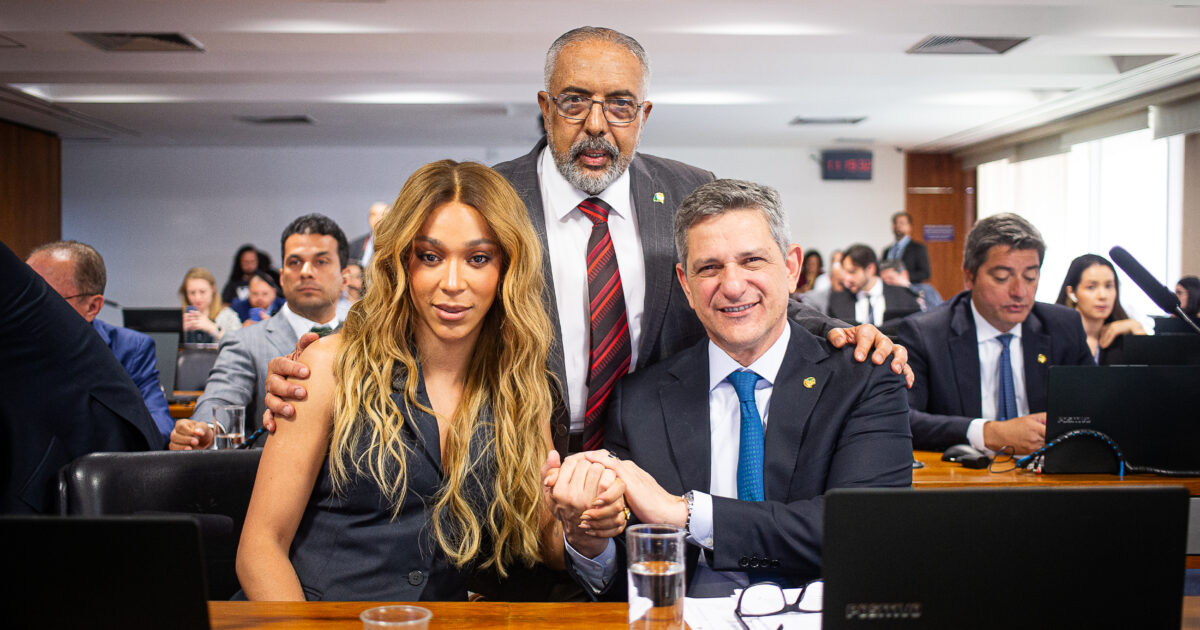 Erika Hilton celebra aprovação de PEC contra 6×1 no Senado e articula com VAT e governo Lula próximos passos da luta