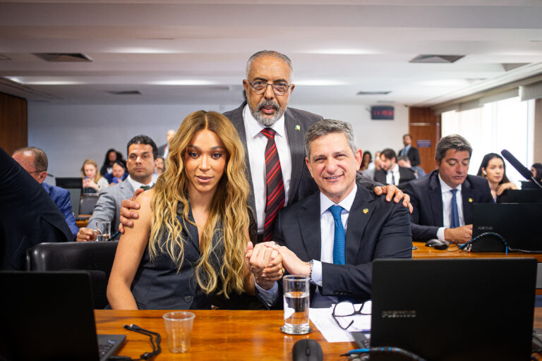 Erika Hilton celebra aprovação de PEC contra 6×1 no Senado e articula com VAT e governo Lula próximos passos da luta