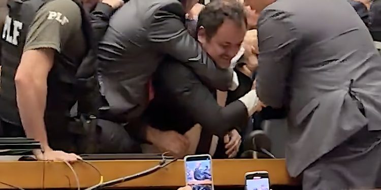 Parlamentares do PSOL e aliados denunciam criminalmente Hugo Motta na PGR