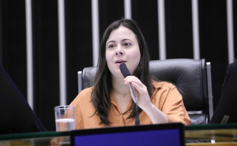 Sâmia Bomfim pede ao Ministério Público o fim do contrato de concessão da Enel por apagão em SP