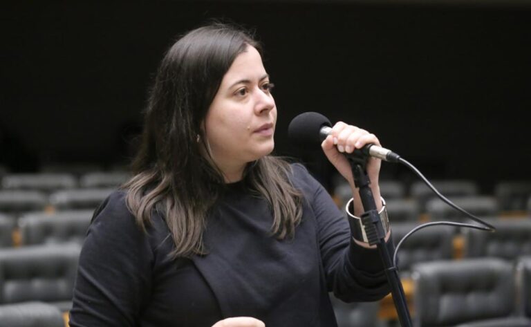 Comissão aprova relatório de Sâmia pela criminalização da violência institucional contra mulheres