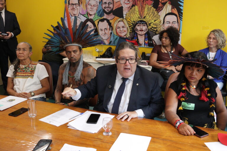 Tarcísio Motta cobra revogação de decreto que ameaça povos do Tapajós