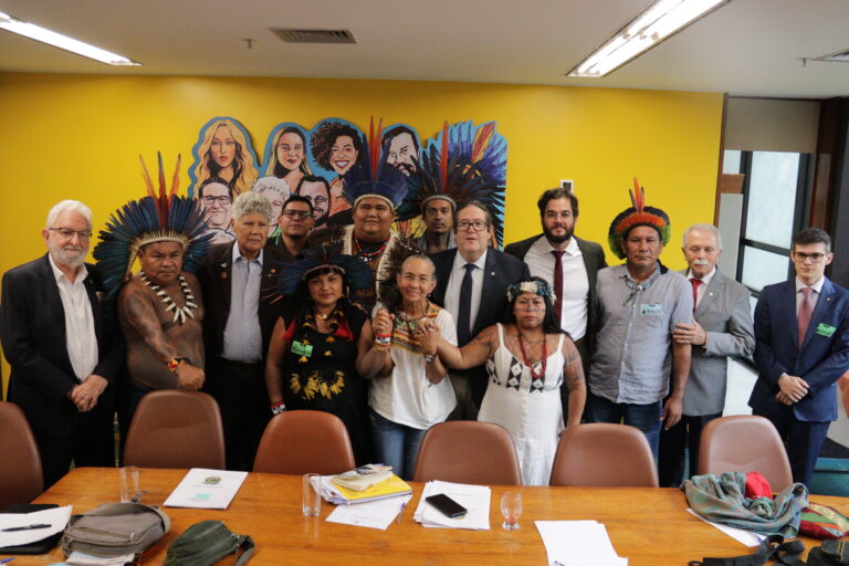 ARTIGO: A mão que afaga é a mesma que apedreja?