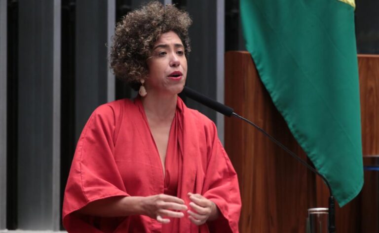 Talíria Petrone protocola ofícios no Ministério dos Esportes e no COB contra censura da jogadora Carol Solberg