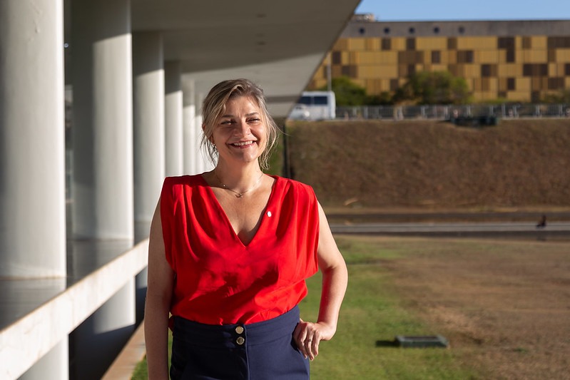Com relatório da deputada Professora Luciene Cavalcante, projeto que garante merenda a profissionais da Educação é aprovado na Câmara e segue para o Senado