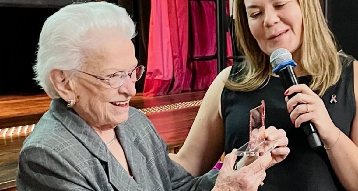 Erundina recebe prêmio internacional e reforça combate ao preconceito contra pessoas com HTLV