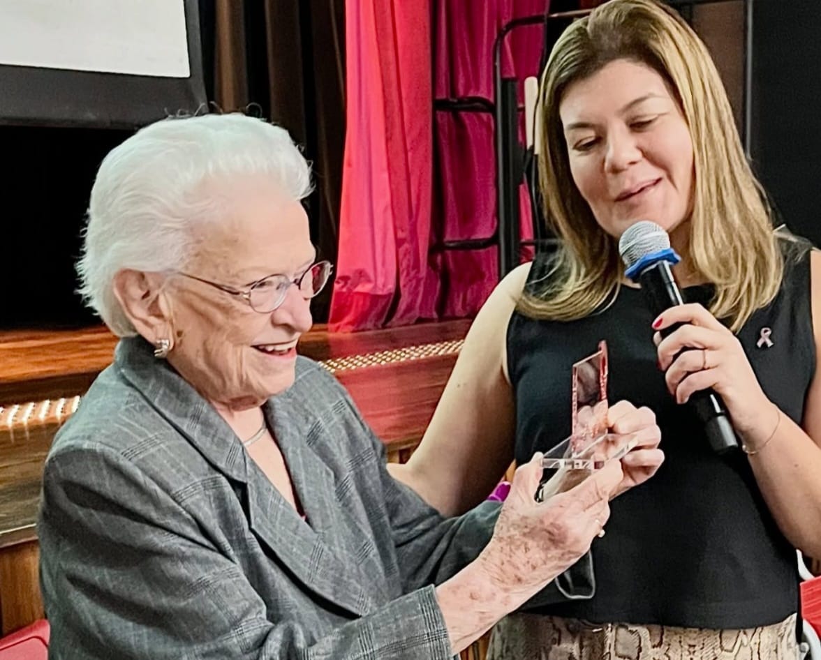 Erundina recebe prêmio internacional e reforça combate ao preconceito contra pessoas com HTLV