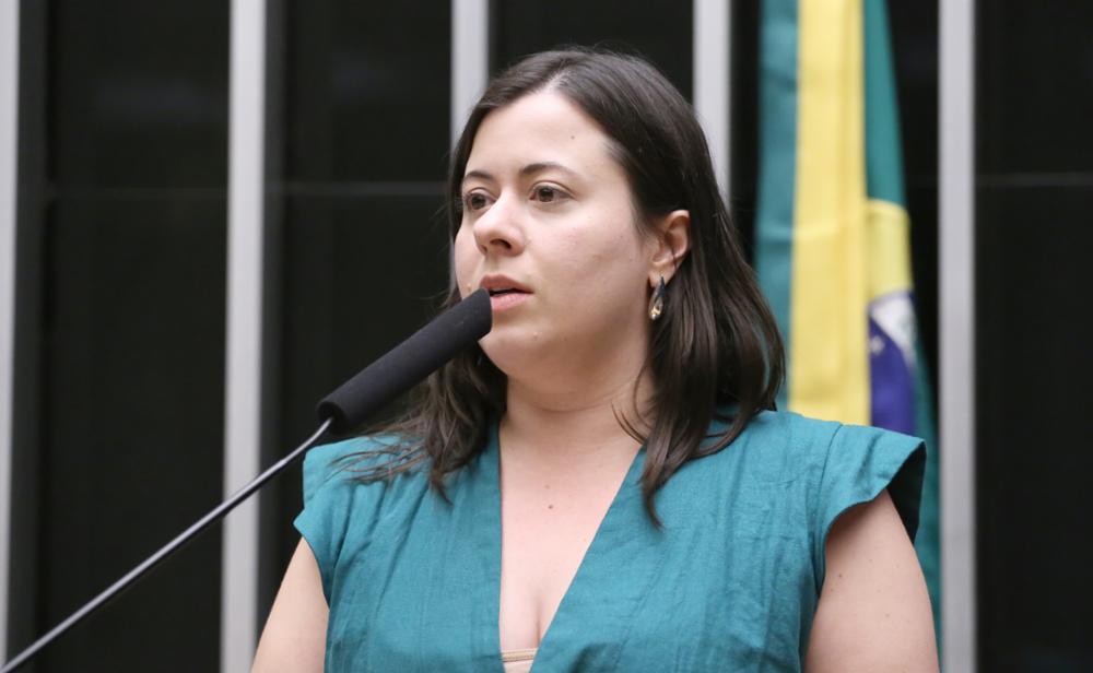 Câmara aprova projeto de Sâmia Bomfim que cria medidas de proteção contra assédio em estádios