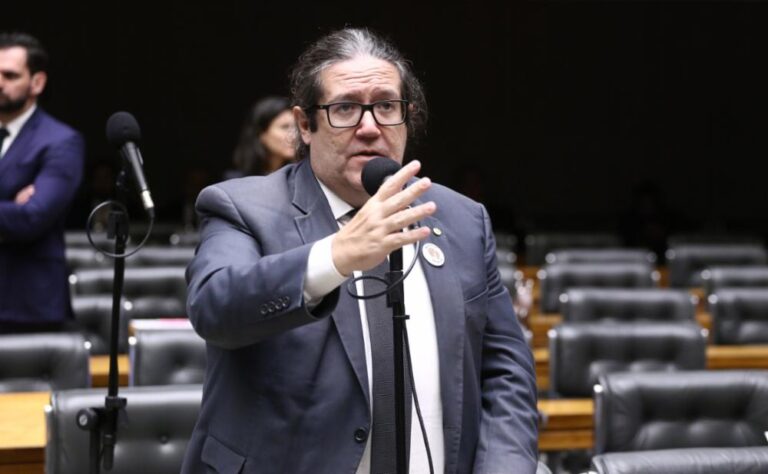 Tarcísio Motta alerta para risco de enfraquecimento da Defensoria Pública em projeto aprovado na Câmara