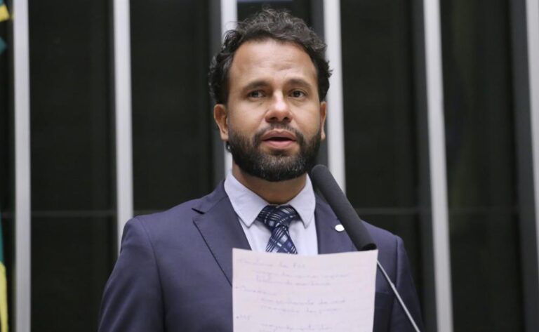 Deputado Pastor Henrique aciona STF, PGR e TCU contra presidente da CPMI do INSS por suspeita de conflito de interesses e obstrução de investigações
