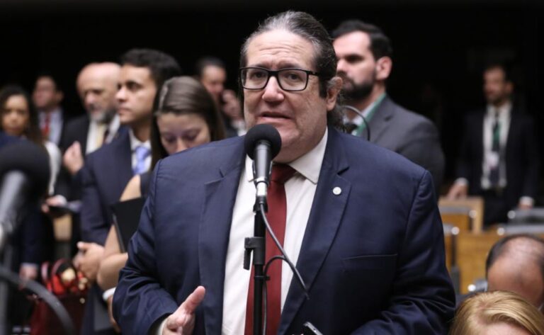 Estudantes em foco: Tarcísio Motta cobra respostas após agressão em colégio e relaciona caso à memória de Edson Luís e à luta pela tarifa zero