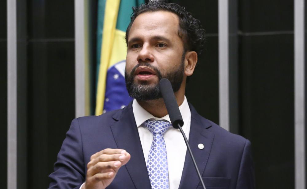 Pastor Henrique Vieira apresenta projeto que obriga feminicidas a indenizar filhos das vítimas