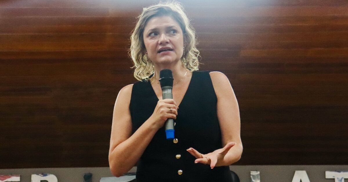 Ação liderada por deputada Professora Luciene quer barrar documentário de extrema-direita que ataca a Educação