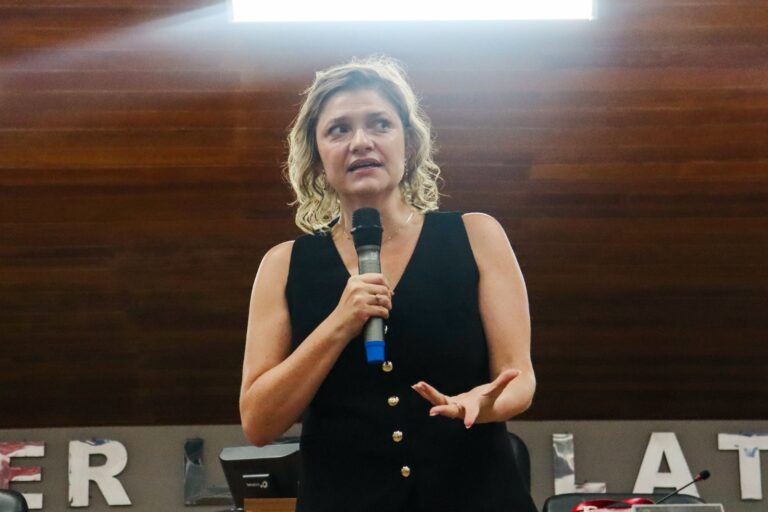 Ação liderada por deputada Professora Luciene quer barrar documentário de extrema-direita que ataca a Educação