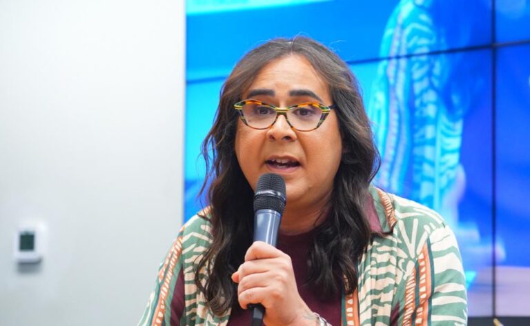 Duda Salabert homenageia a escritora mineira Adélia Prado com pedido de moção de aplauso por sua trajetória literária