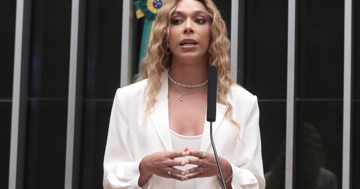 Comissão aprova projeto de Erika Hilton que protege trabalhadores em recuperação de câncer contra demissões