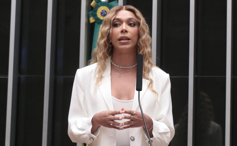 Comissão aprova projeto de Erika Hilton que protege trabalhadores em recuperação de câncer contra demissões