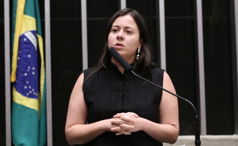 Lei que regulamenta profissão de doulas, relatada por Sâmia Bomfim, é sancionada por Lula